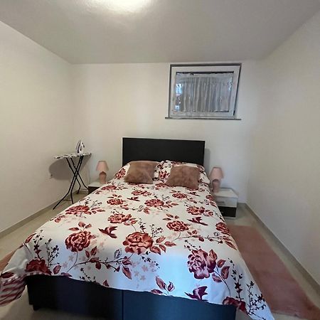 Apartma Azurre Постойна Екстер'єр фото