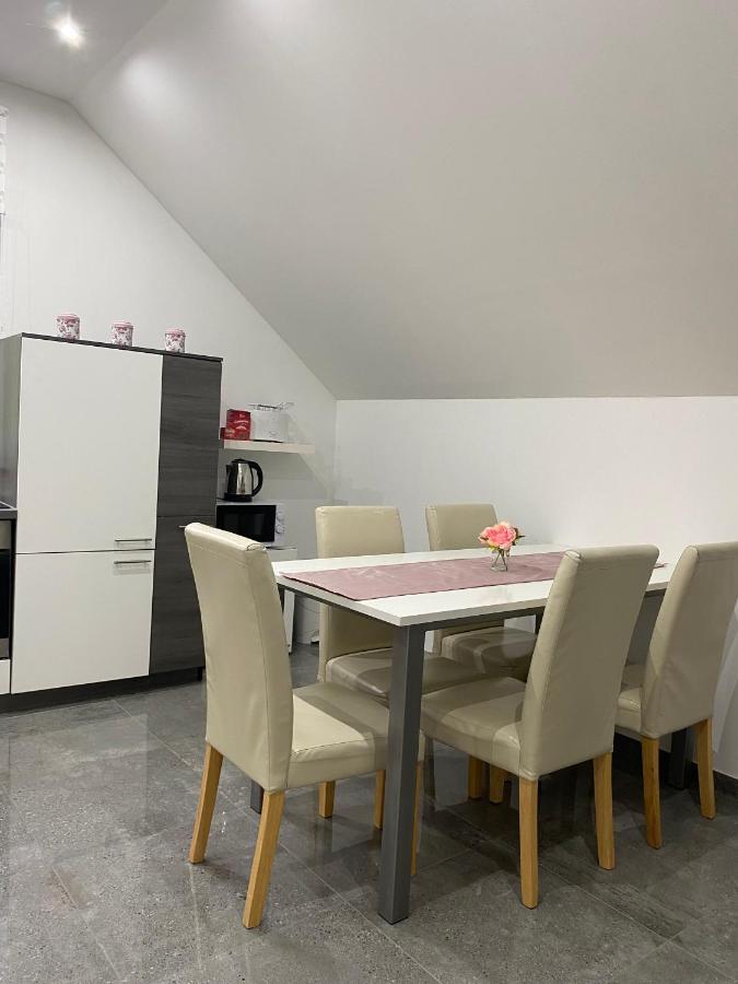 Apartma Azurre Постойна Екстер'єр фото